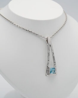 Pendentif or blanc topaze bleue